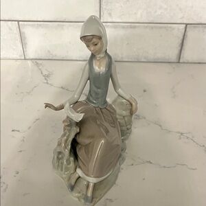 Lladro Porcelain Figurine in Gray and Brown
